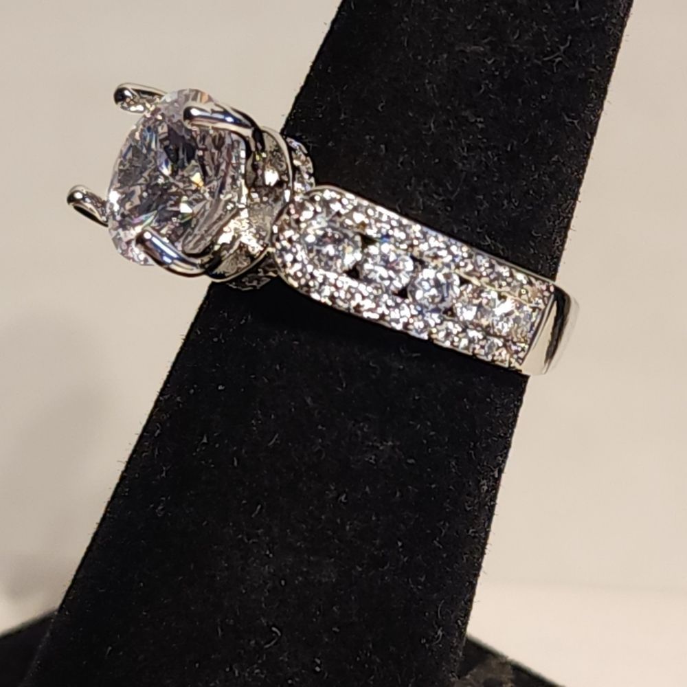 ❤️  Rount Cut side round accent stone Ring Engagement - Picture 2 of 8